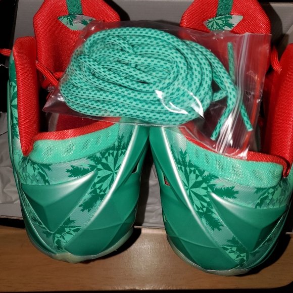 Authentic Lebron 11 chrismas Sneakers. Send offers - Picture 6 of 8